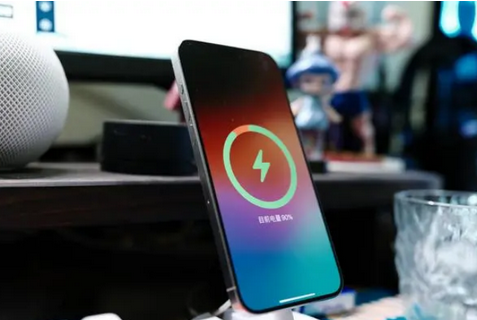 同仁苹果15换屏服务分享用什么充电器给iPhone15充电更好 